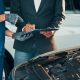 Une reparation moteur véhicule de compétition